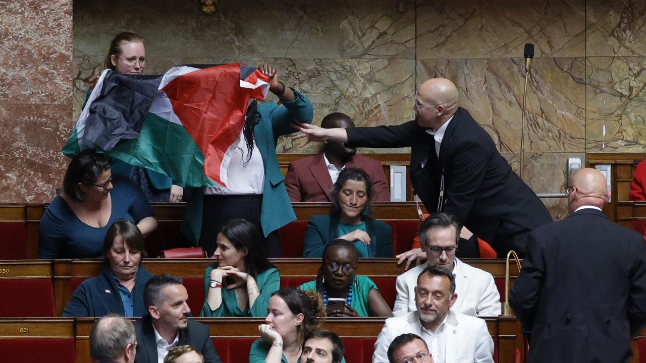 Fransa meclisinde bir milletvekili Filistin bayrağı açtı