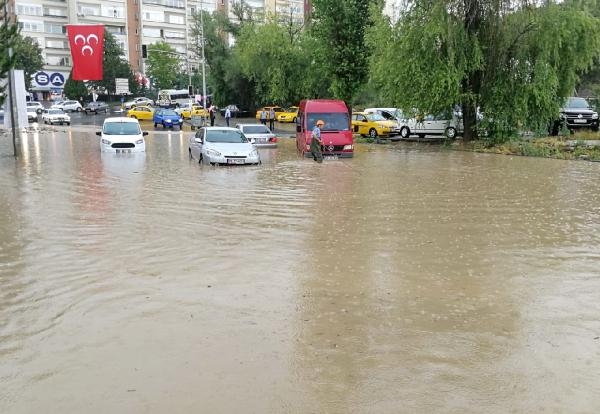 Ankara yı yine sağanak vurdu