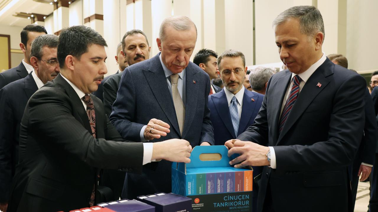 Cumhurbaşkanı Erdoğan, Cumhurbaşkanlığı Külliyesi ndeki kitap fuarını gezdi