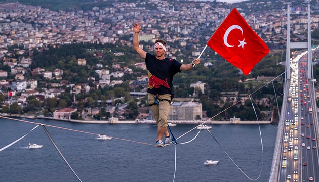 Estonyalı sporcu ip üzerinde yürüyerek Asya'dan Avrupa'ya geçti