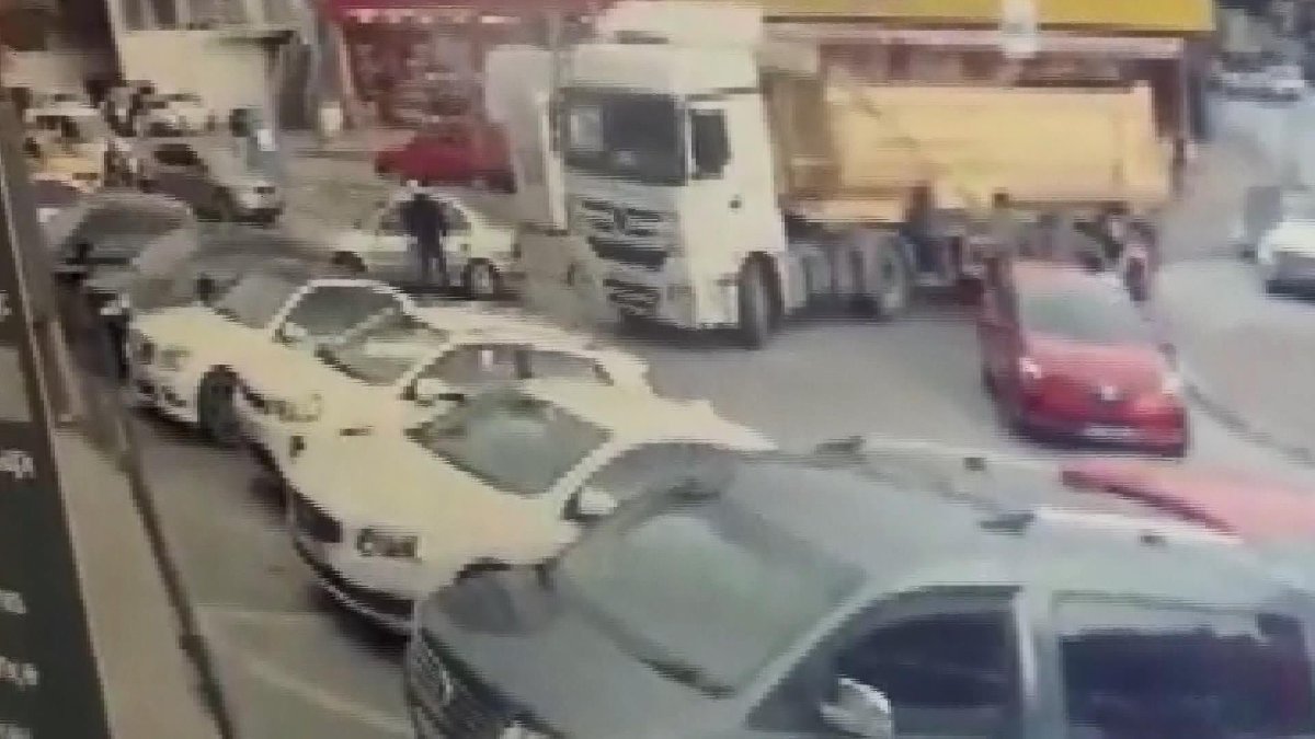 Trafikte dehşet: Çarptığı kuryeyi ezmeye çalıştı