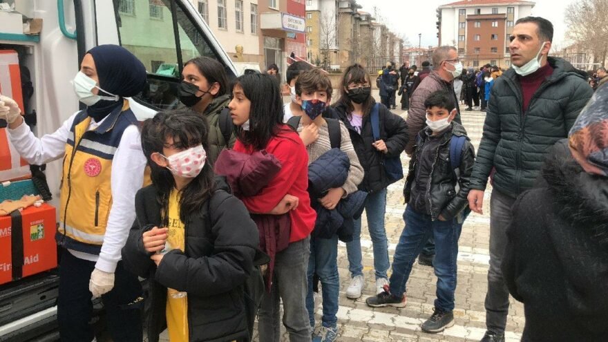 Elazığ’da 50 öğrenci hastanelik oldu!