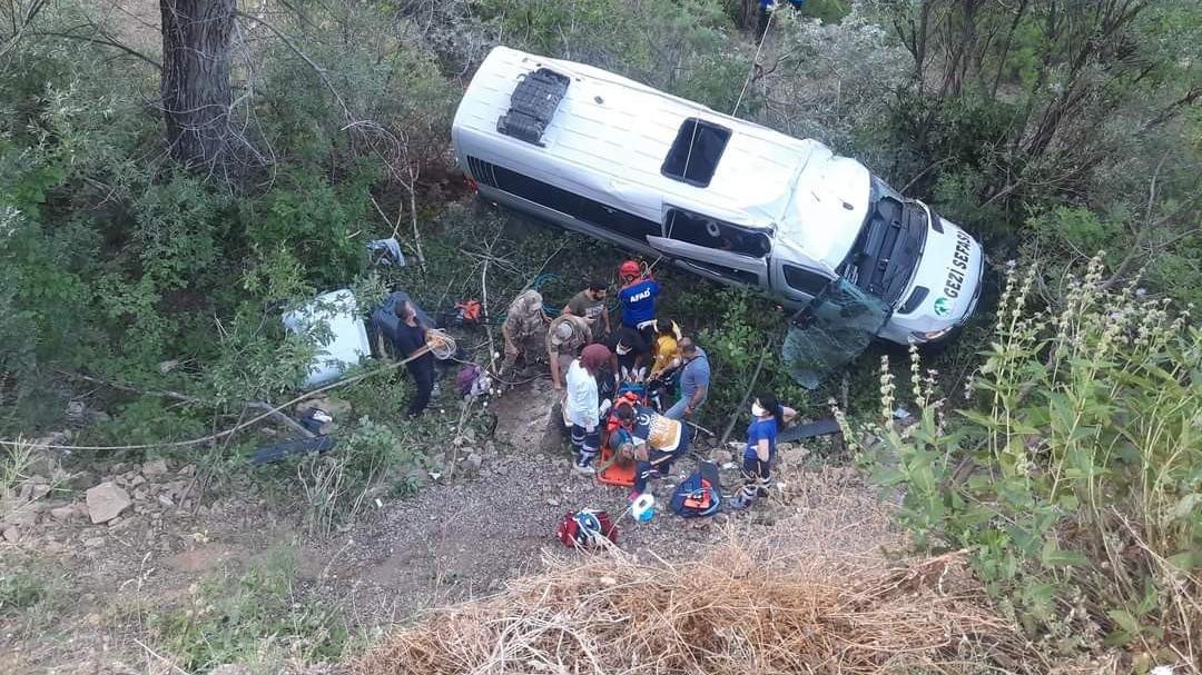 Tur minibüsü devrildi: 19 yaralı