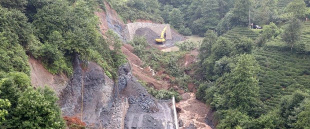 Rize de heyelan trafiği olumsuz etkiledi