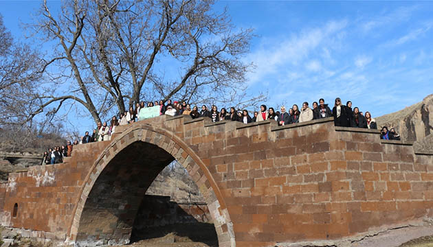 Şehit ve gazi çocukları tarihi mekanları gezdi