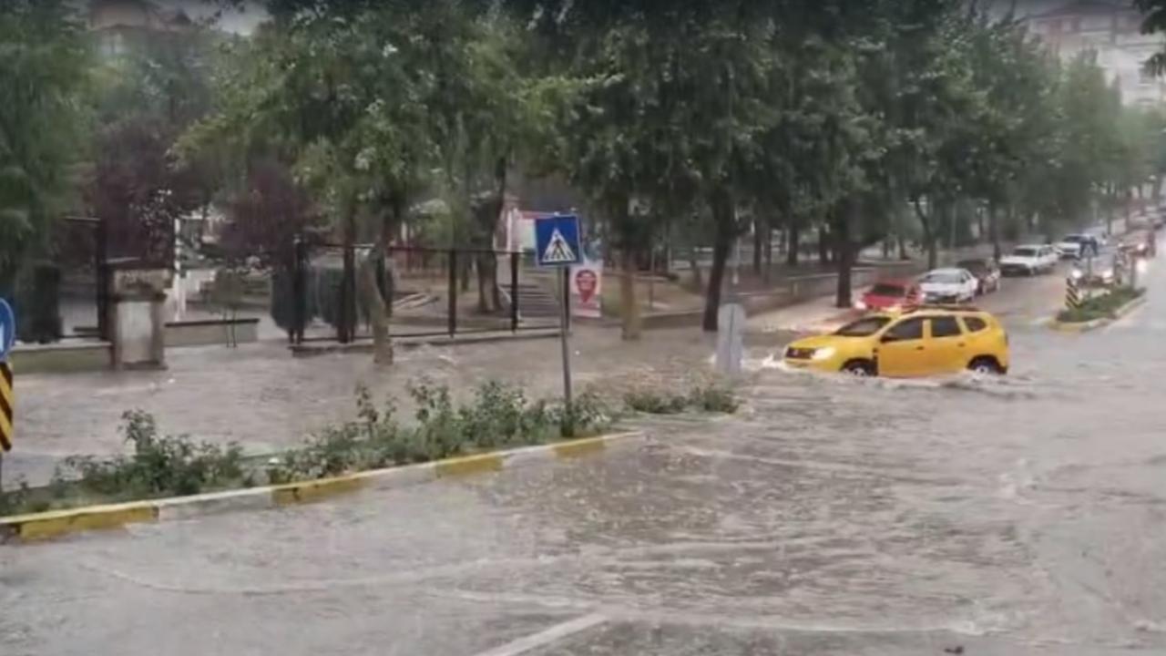 Sağanak nedeniyle kapanan Çorum-Amasya kara yolu ulaşıma açıldı