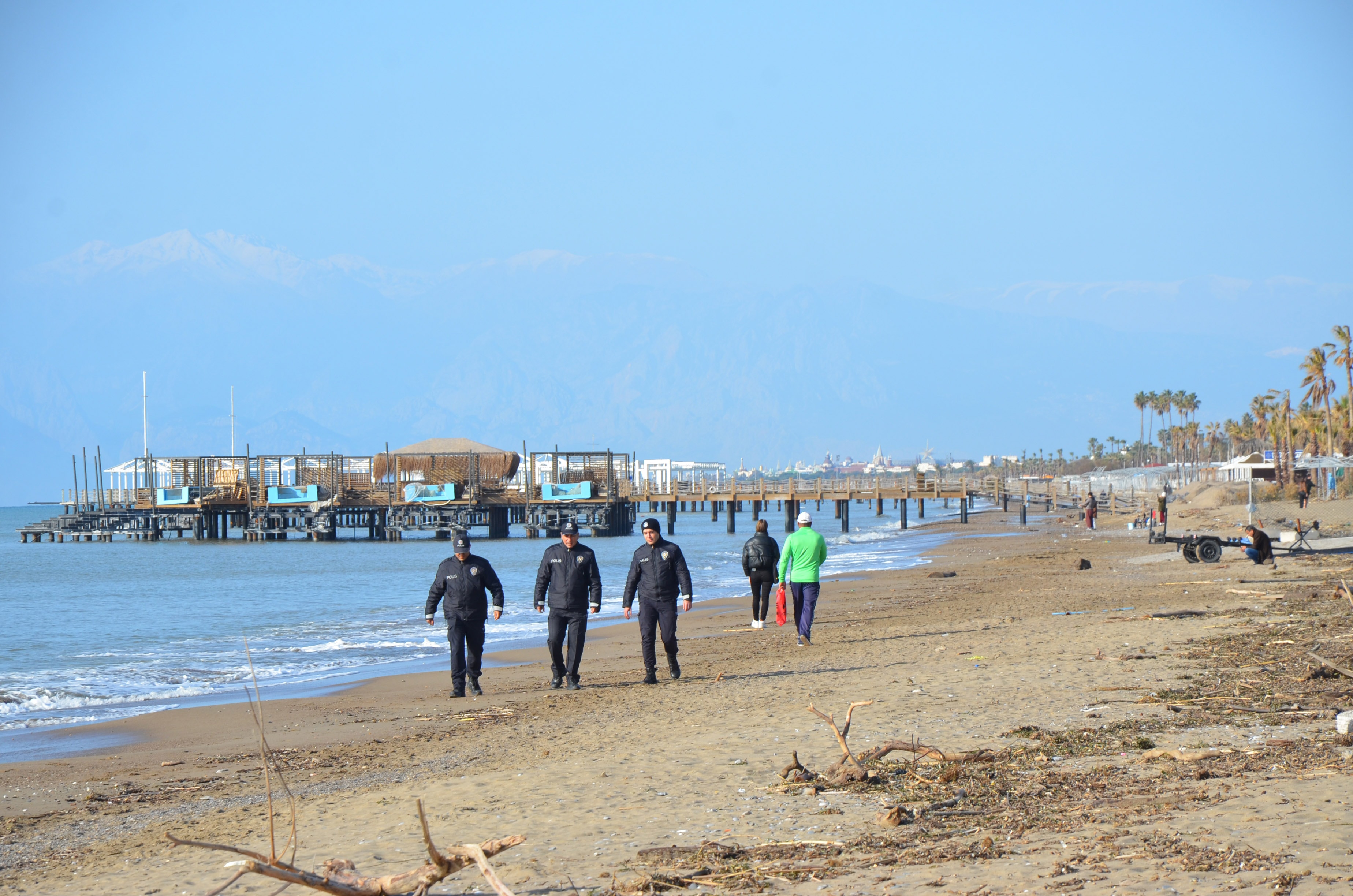 Antalya da sahillerde  ceset  devriyesi