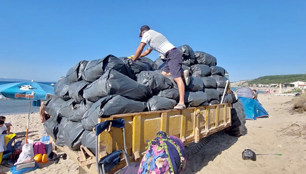 Tatilciler çöplerini geride bıraktı! 150 kamyon çöp toplandı