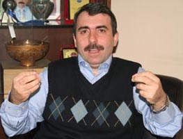 AHMET HAKAN’IN “MÜPTEZEL” DEDİĞİ VAKİT GAZETESİ ANKARA TEMSİLCİSİ SERDAR ARSEVEN TURKTİME’A KONUŞTU: ONUN KADAR İNEMEM!!!