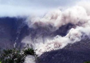 Endonezya da Sinabung Yanardağı tekrar faaliyete geçti!