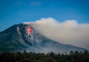 Endonezya’da  Sinabung Yanardağı  alarmı!