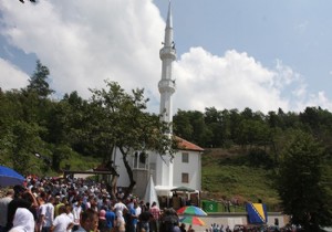 Sırplar ın yıktığı tarihi cami yeniden ibadete açıldı!