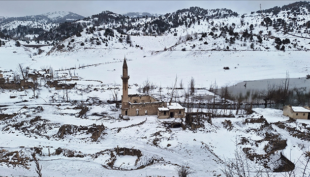 Baraj altında kalan köy, karla kaplandı