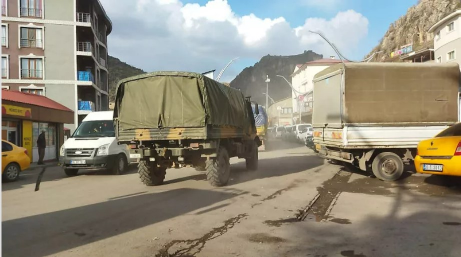 Sınırda askeri sevkiyat yapıldı