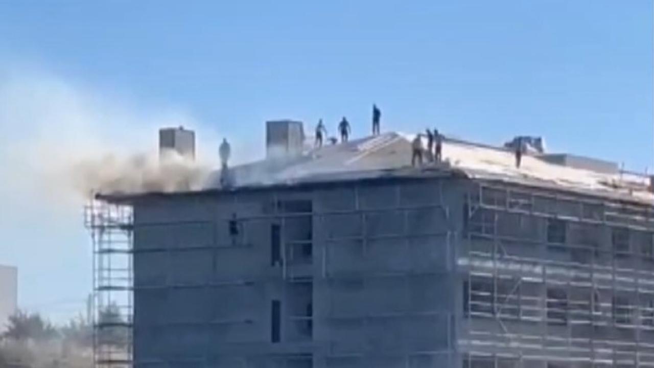 İstanbul da inşaat halindeki binada yangın