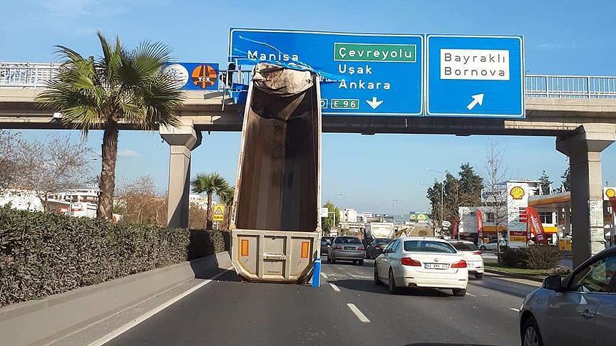 İzmir de tır dorsesi üst geçide çarptı