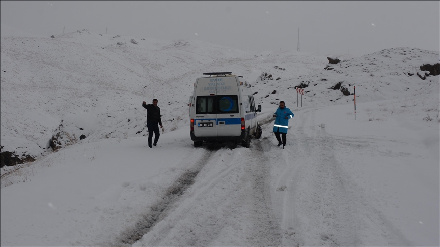 Ulaşıma kar engeli: Çalışmalar sürüyor