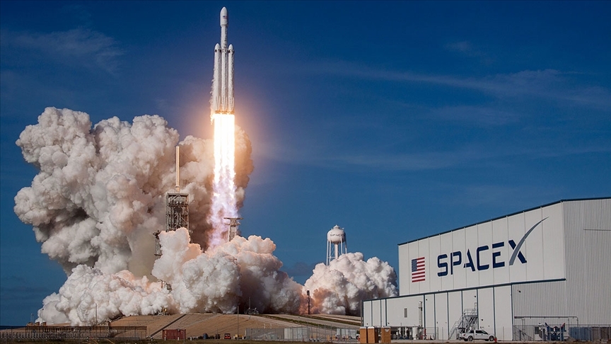 SpaceX, 4 astronotu başarıyla uzaya fırlattı