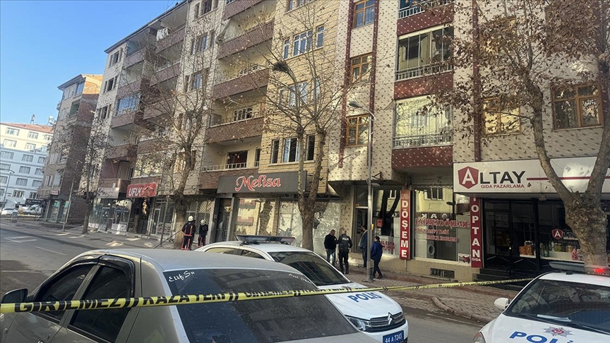 Malatya daki deprem sonrası binada yıkılma tehlikesi!