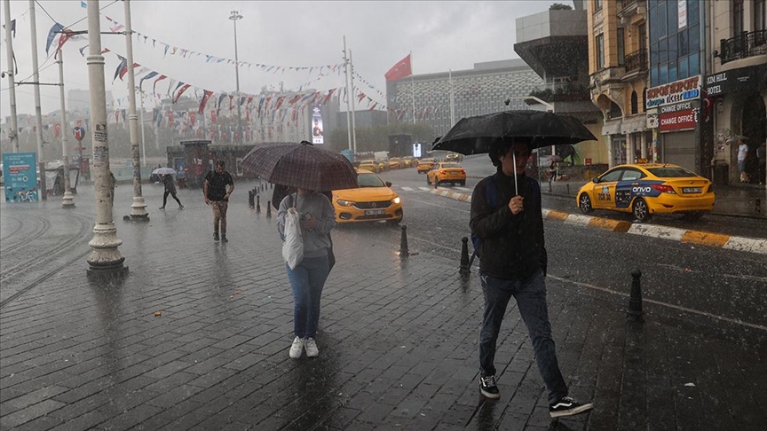 İstanbul u fırtına ve yağmur vurdu!