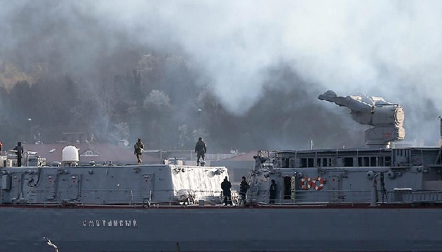 Rus savaş gemisi İstanbul Boğazı ndan...