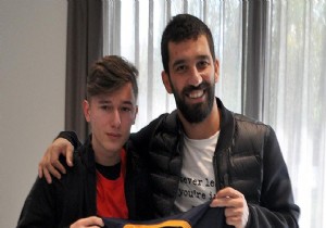 Arda Turan genç futbolcuyla buluştu