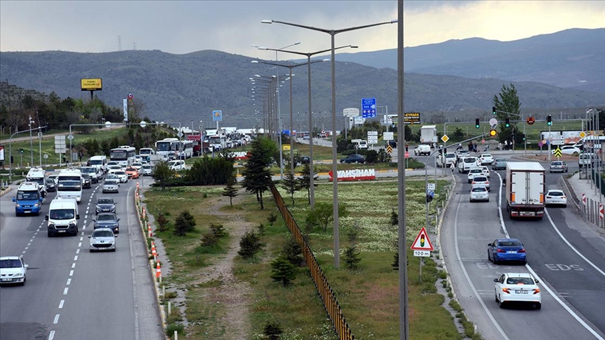 43 ilin geçiş güzergahında trafik kilit!