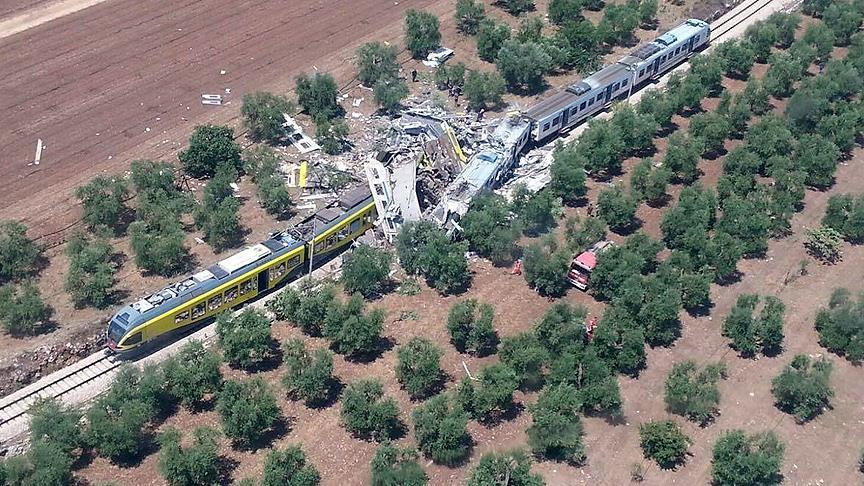 İki tren çarpıştı: 11 ölü