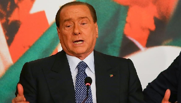 Berlusconi den tarihi gaf!