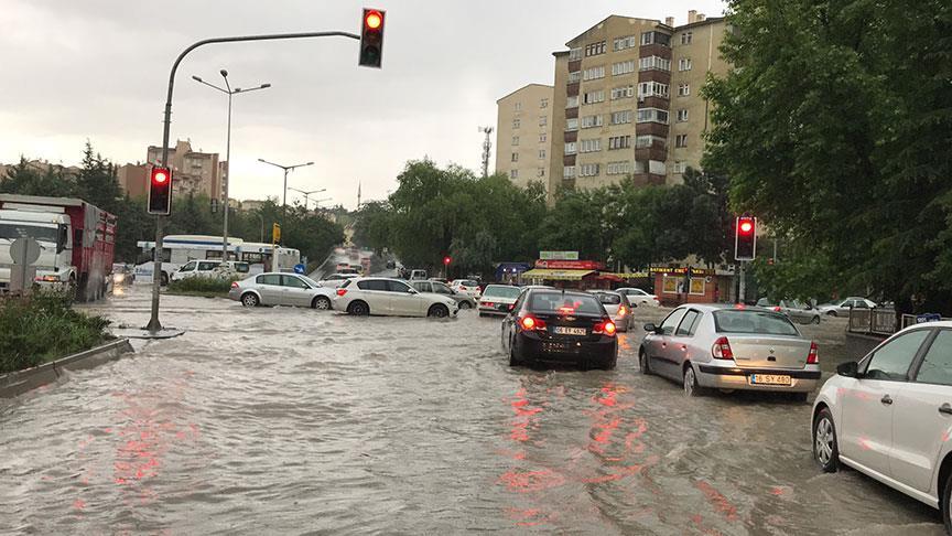 Şiddetli yağış Ankara da hayatı olumsuz etkiledi