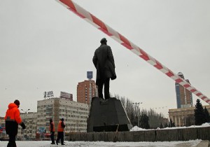 Ukrayna’daki  Lenin  heykeli neden söküldü?