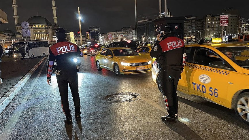 İstanbul da araçlar didik didik arandı