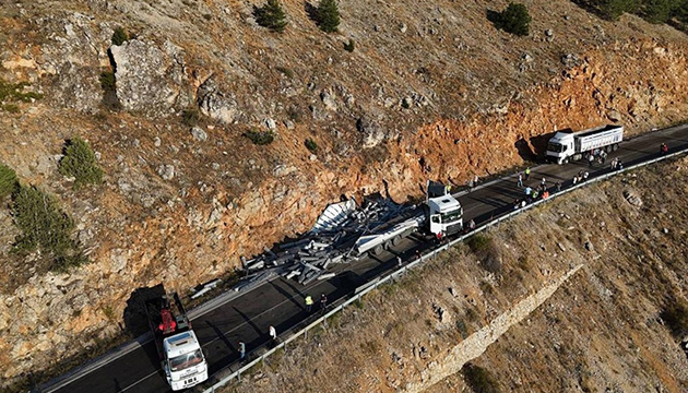 Kumaş yüklü tır devrildi: Yol trafiğe kapandı