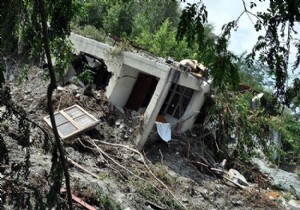 Nepal deki toprak kaymasında 100 den fazla kayıp var!