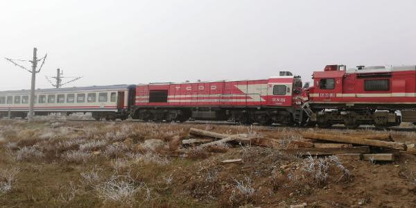 İki tren kafa kafaya çarpıştı