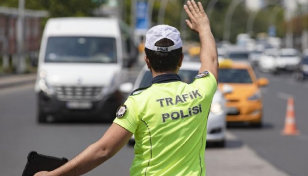 İstanbul da yolcuları araçtan indiren taksiciye 4 bin 64 lira ceza kesildi