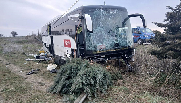 Tur otobüsü kaza yaptı