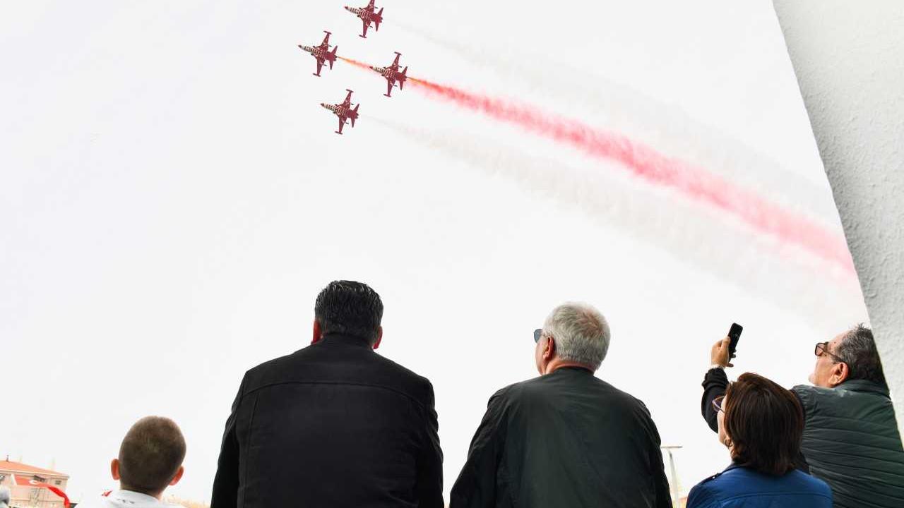 Türk Yıldızları Bursa da gösteri uçuşu yaptı