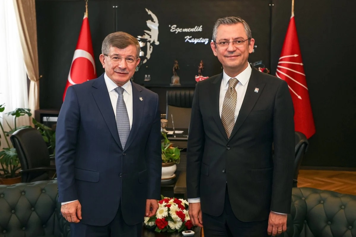 Özgür Özel Davutoğlu ile görüştü