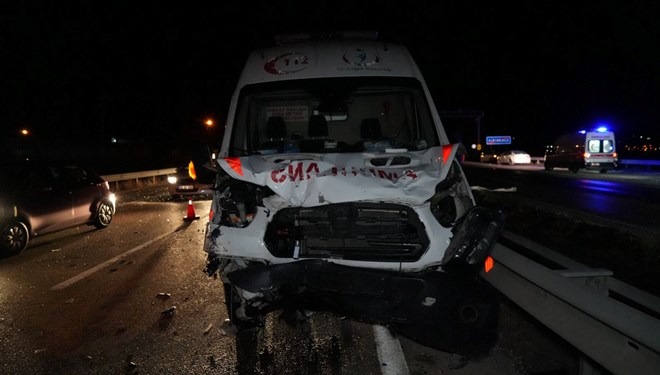 Sevteki ambulans otomobille çarpıştı: 1 ölü, 5 yaralı