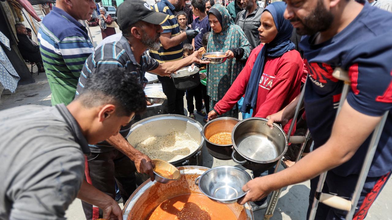 İsrail in saldırdığı Dünya Merkez Mutfağı Gazze de yeniden yemek dağıtımına başladı