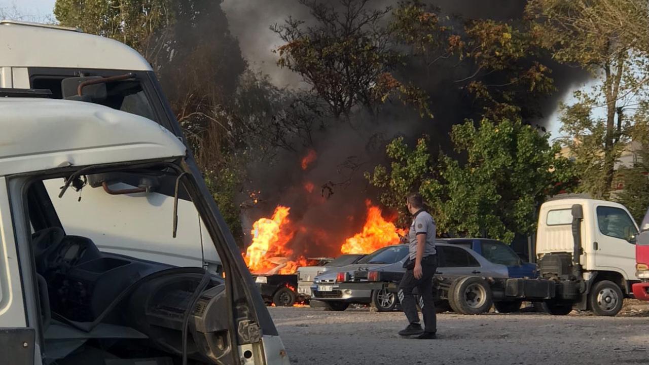 Ankara da otoparkta çıkan yangında 5 araç kullanılamaz hale geldi