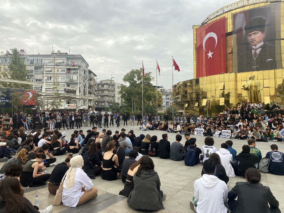 Zeren in arkadaşları asansör kazasını protesto etti