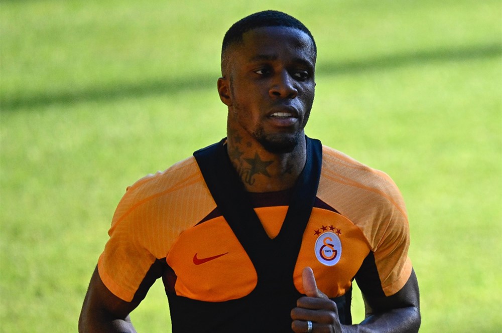 Galatasaray ın yeni Aslan ları Zaha ve Bakambu ilk idmanına çıktı